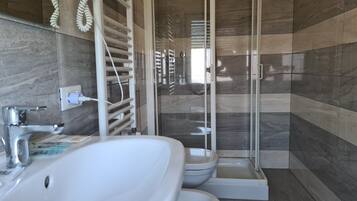 Camera tripla | Bagno | Vasca da bagno a immersione totale, soffione a pioggia