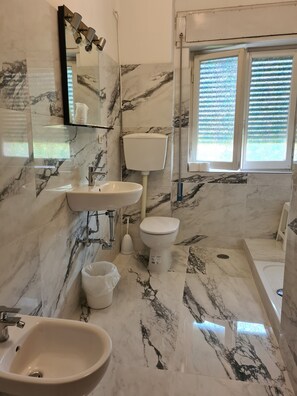 Kamar Quadruple | Kamar mandi | Bathtub besar, pancuran hujan, perlengkapan mandi gratis, dan handuk