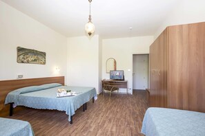 Minibar, brankas, meja kerja, dan ruang kerja ramah laptop