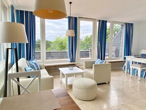 Studio mit Balkon | 房內夾萬、獨特設計、獨特裝修、書桌