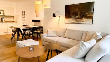 Sunset Appartement | Vardagsrum | Platt-tv