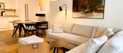Una sala moderna con sofá, mesa de centro y comedor.
