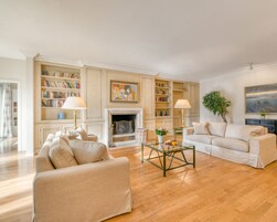 Deluxe Apartment | Wohnbereich | Flachbildfernseher