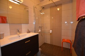 Doppelzimmer (Chaumière) | Badezimmer | Dusche, kostenlose Toilettenartikel, Haartrockner, Handtücher