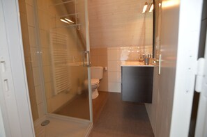Chambre familiale (Le Grenier d'AngÚle) | Salle de bain | Douche, articles de toilette (gratuits), séchoir à cheveux