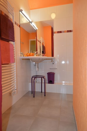 Suite familiar (La Longère ) | Baño | Regadera, amenidades de baño gratuitas, secadora de cabello, toallas