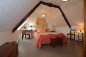 Family Room (Le Grenier d'Angèle) | Individually decorated, individually furnished, desk, soundproofing - Chambre d'hôtes la Fontaine Garel (Iffendic)