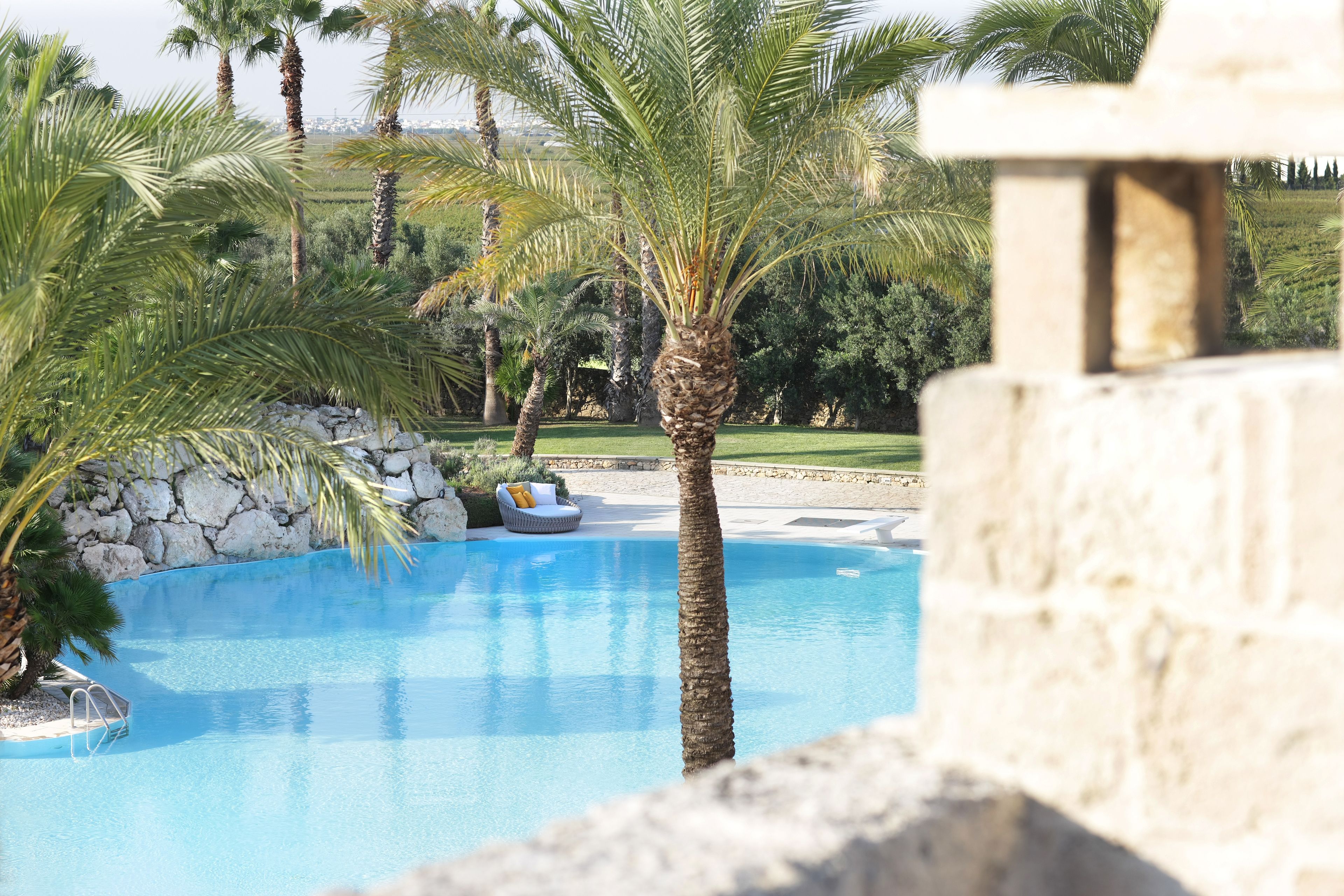 Außenpool (je nach Saison geöffnet), Sonnenschirme, Liegestühle