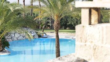 Außenpool (je nach Saison geöffnet), Sonnenschirme, Liegestühle