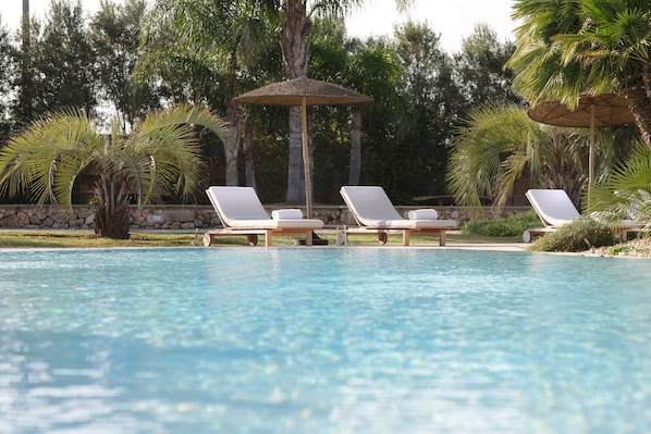 Piscina externa sazonal, funciona das 9h às 19h, guarda-sóis