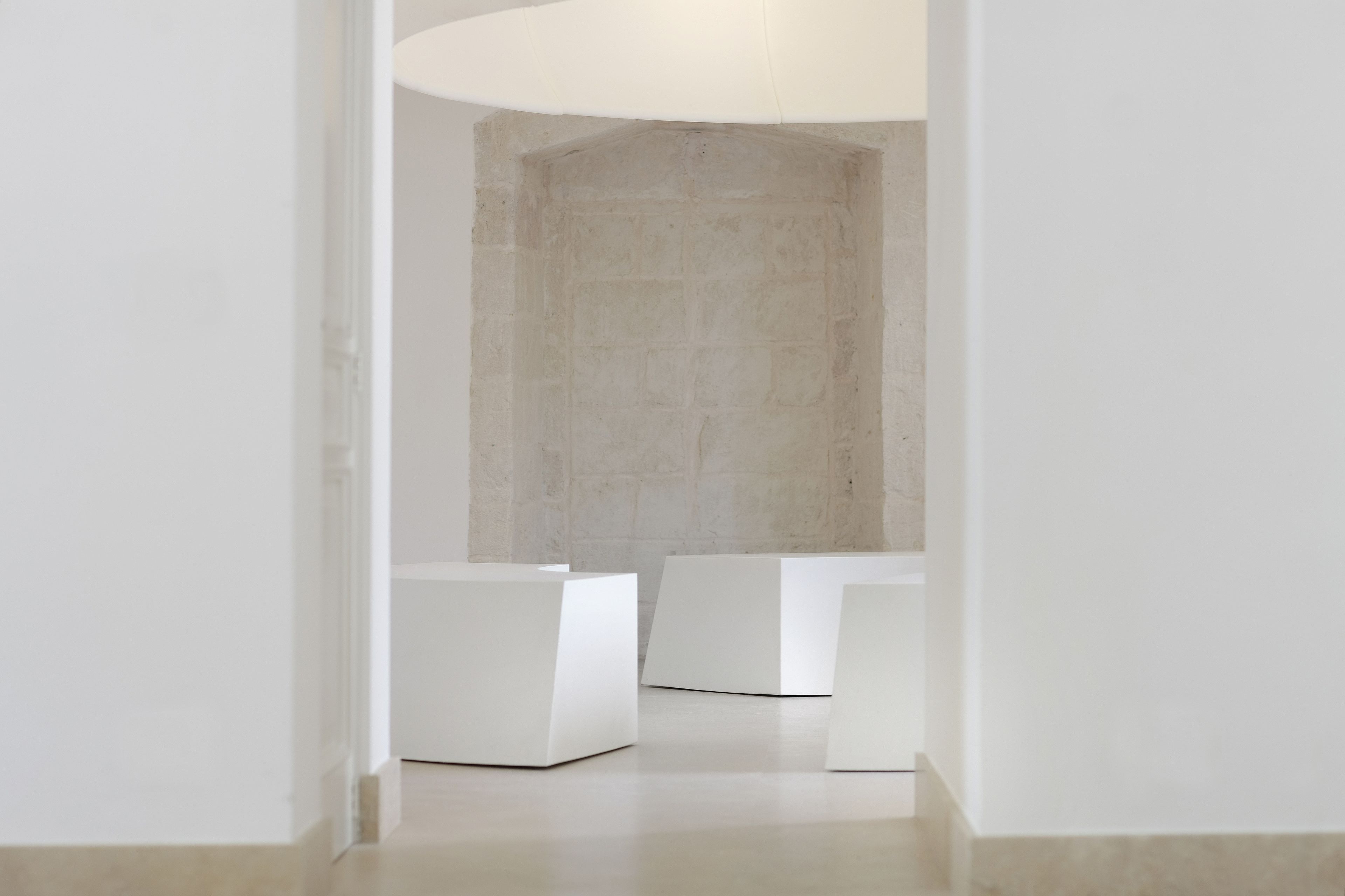 Un interior minimalista con una paleta de colores blancos y un diseño geométrico.