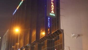 Fachada de la propiedad por la tarde o noche