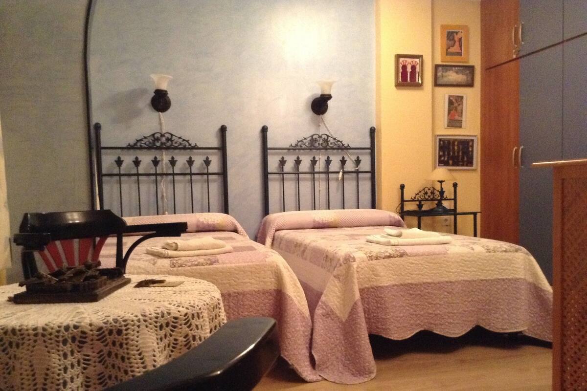 Habitación Doble con cama supletoria | Wifi gratis