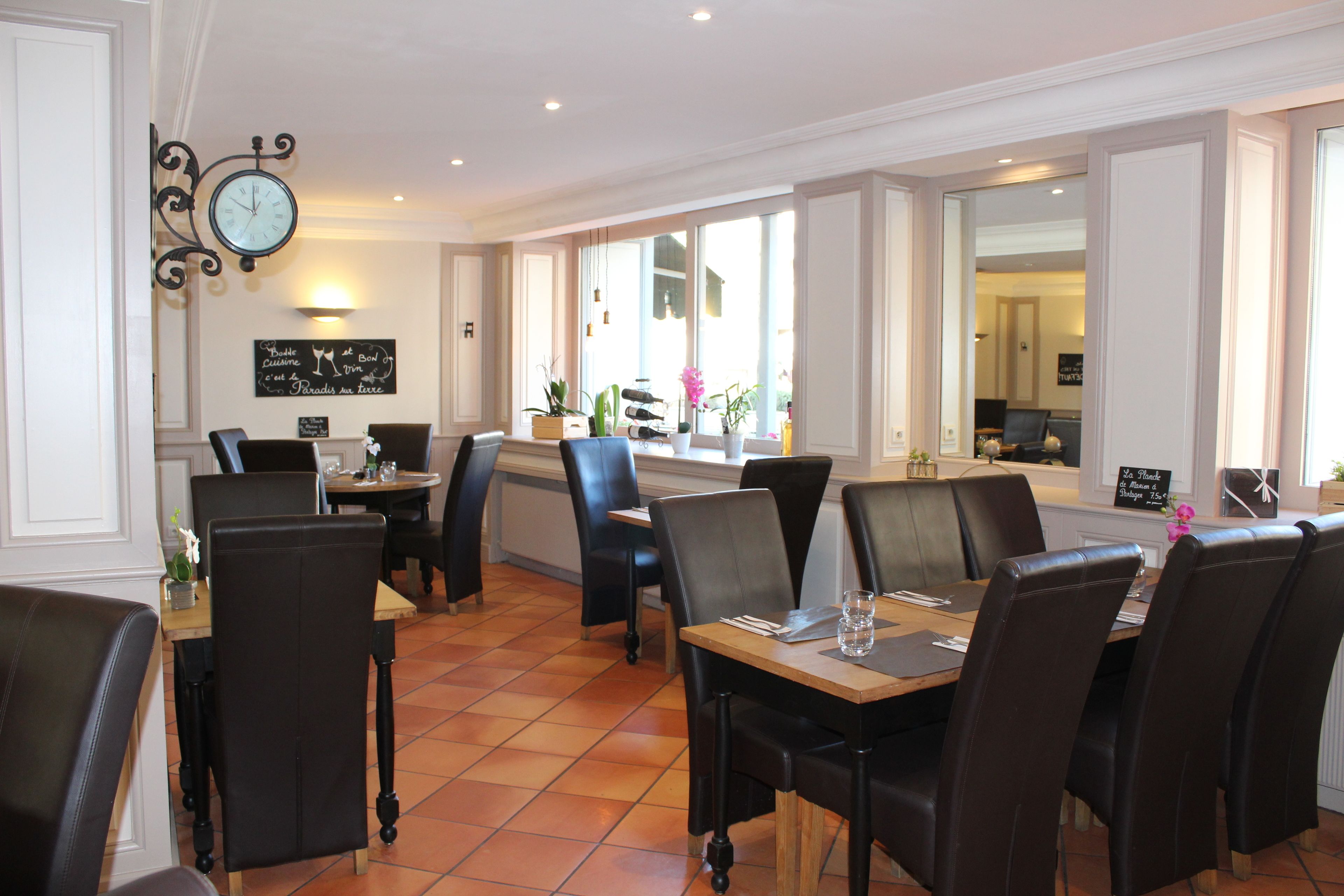 Se sirven desayunos, almuerzos y cenas; cocina francesa