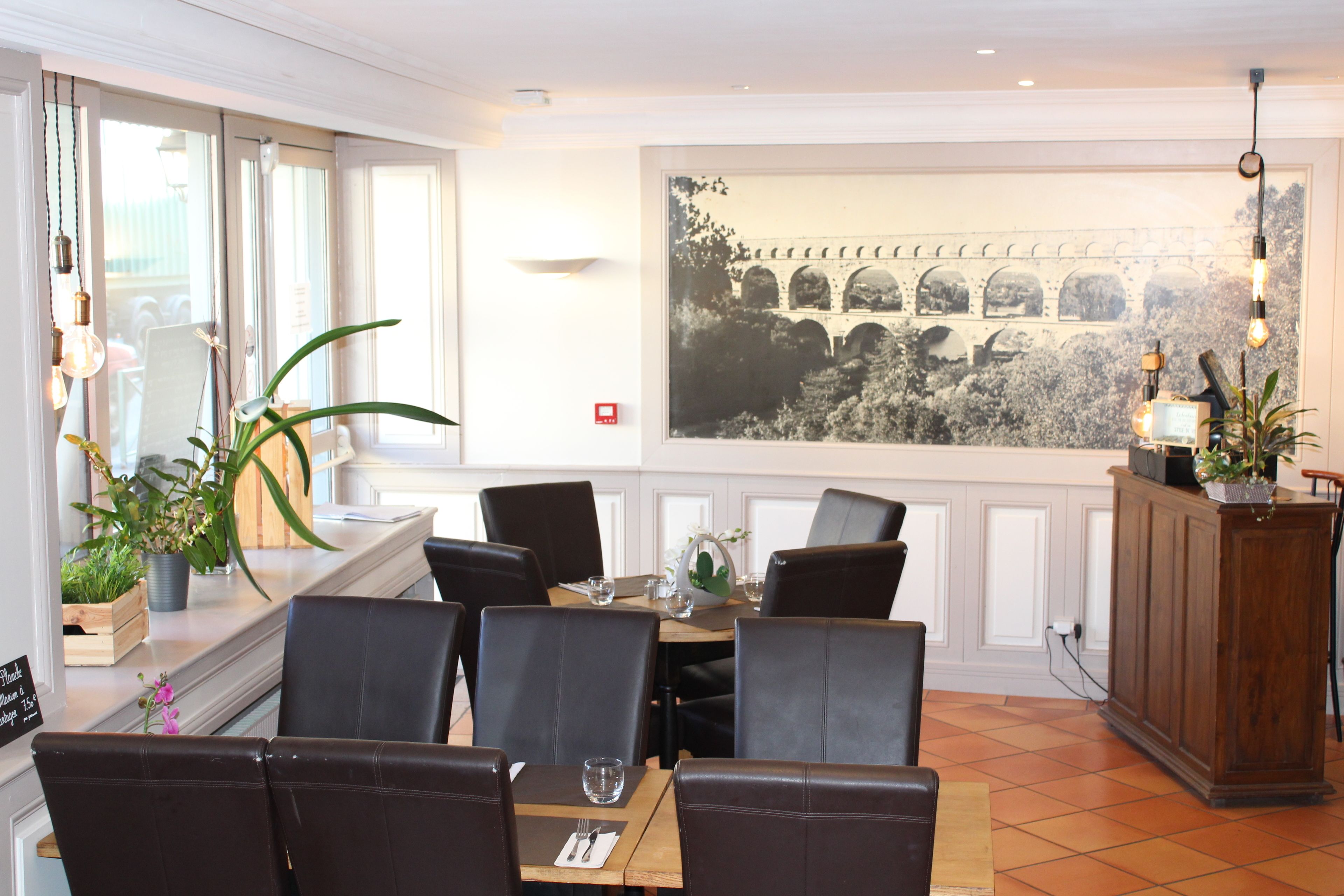 朝食、ランチ、ディナーに営業 (フランス料理)