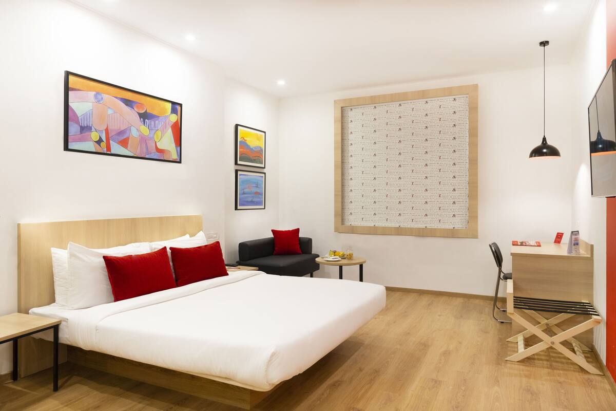 Business kamer, 1 twee- of 2 eenpersoonsbedden, 1 kingsize bed, niet-roken | Hypoallergeen beddengoed, een minibar, een kluis op de kamer, een bureau