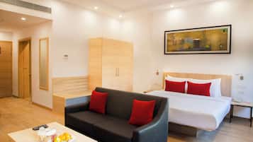 Hypo-allergenic bedding, minibar, in-room safe, desk