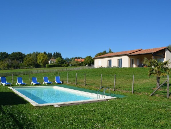 Piscine extérieure (ouverte en saison), parasols de plage