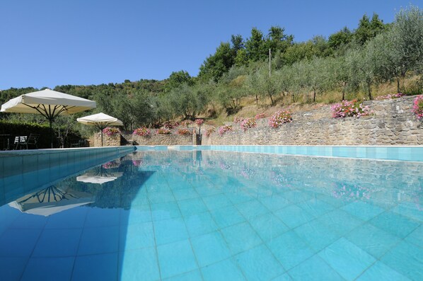 Outdoor pool, sun loungers - Agriturismo La Casella (Castelfranco Piandisco)