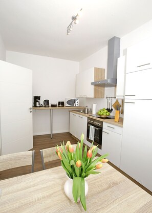 公寓, 阳台, 一层 | 私人厨房 | 大冰箱、微波炉、烤箱、炉灶