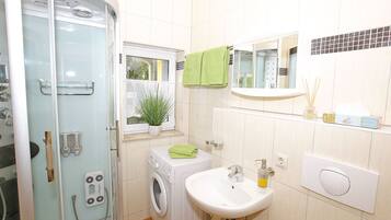 Apartment | Badezimmer | Dusche, kostenlose Toilettenartikel, Haartrockner, Hausschuhe