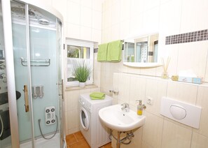 Apartment | Badezimmer | Dusche, kostenlose Toilettenartikel, Haartrockner, Hausschuhe