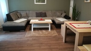 Leilighet, balkong, 1. etasje | Oppholdsområde | Flatskjerm-TV