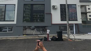 En byggnad med flera våningar, och en skylt som visar texten ”XCELSIORA Residence”.