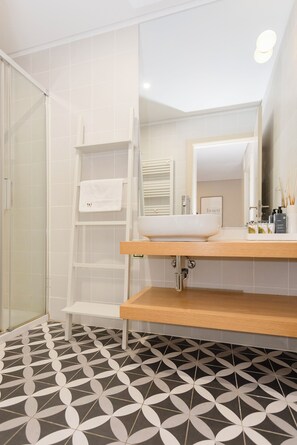Apartment, 1 Schlafzimmer | Badezimmer | Dusche, Haartrockner, Handtücher, Seife