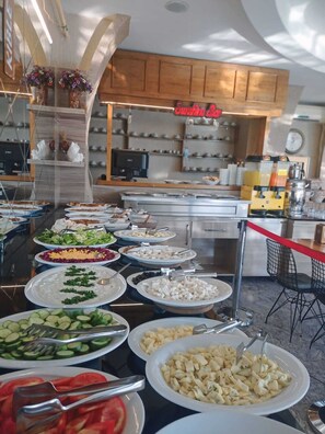 Free daily buffet breakfast  - Crystall Hotel (Van)