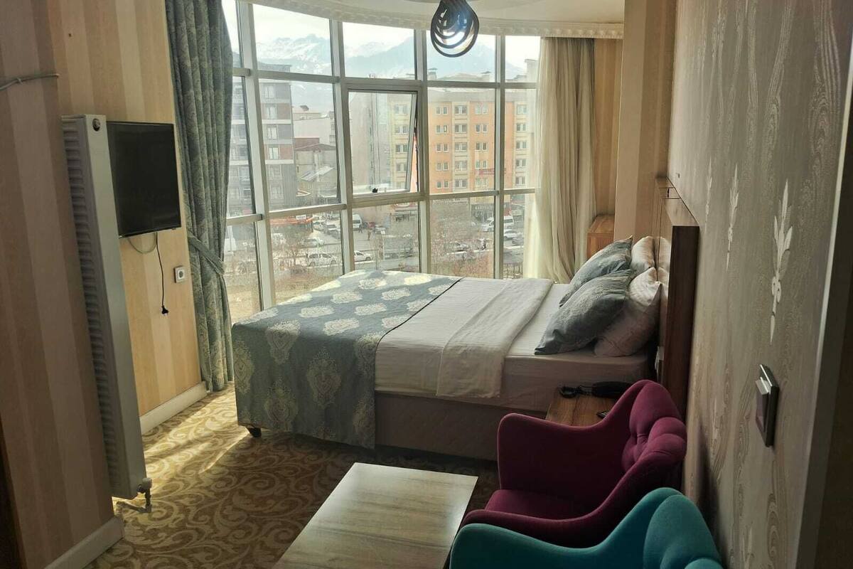 1 bedroom, egyptian cotton sheets, premium bedding, down duvets