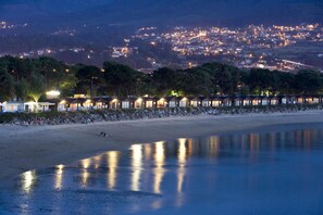 A beachfront with row houses and a beach in the foreground. - Camping Bayona Playa (Baiona)