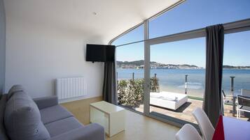 Bungalow Premium, 2 habitaciones | Área de sala de estar | Televisión de pantalla plana de 32 pulgadas con canales por cable