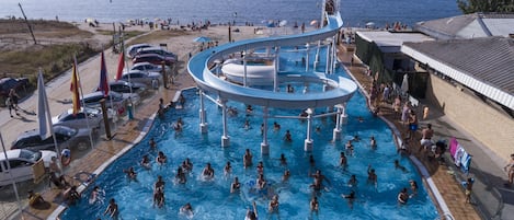 Una piscina al aire libre de temporada