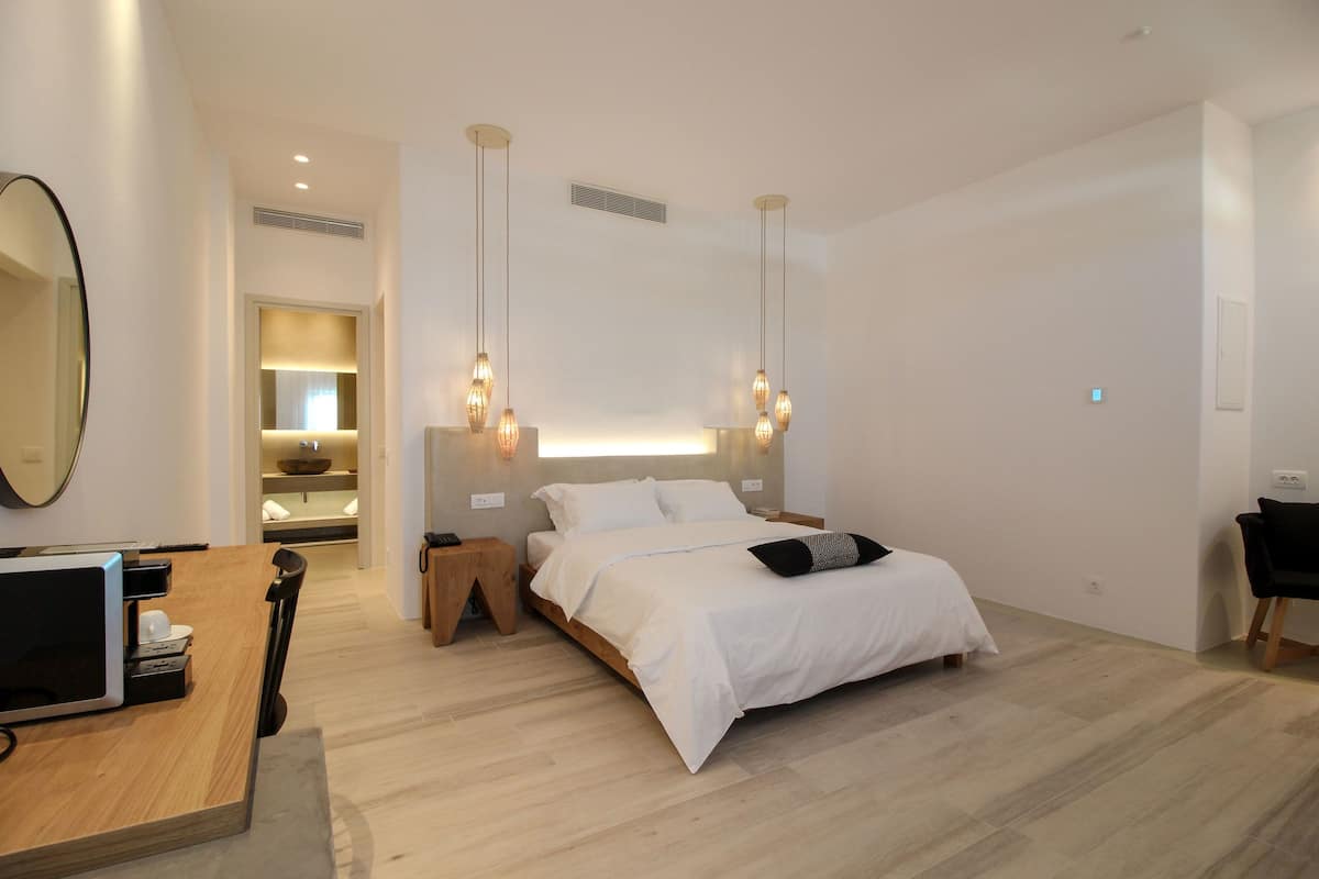 Deluxe kamer, 1 twee- of 2 eenpersoonsbedden, 1 queensize bed, niet-roken | 1 slaapkamer, een kluis op de kamer, individueel gemeubileerd
