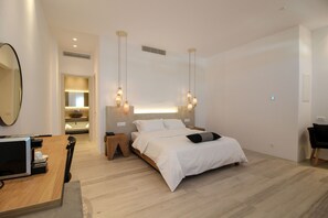 Dobbelt- eller tomannsrom – deluxe, 1 queensize-seng, ikke-røyk | 1 soverom, safe på rommet, individuelt innredet og skrivebord