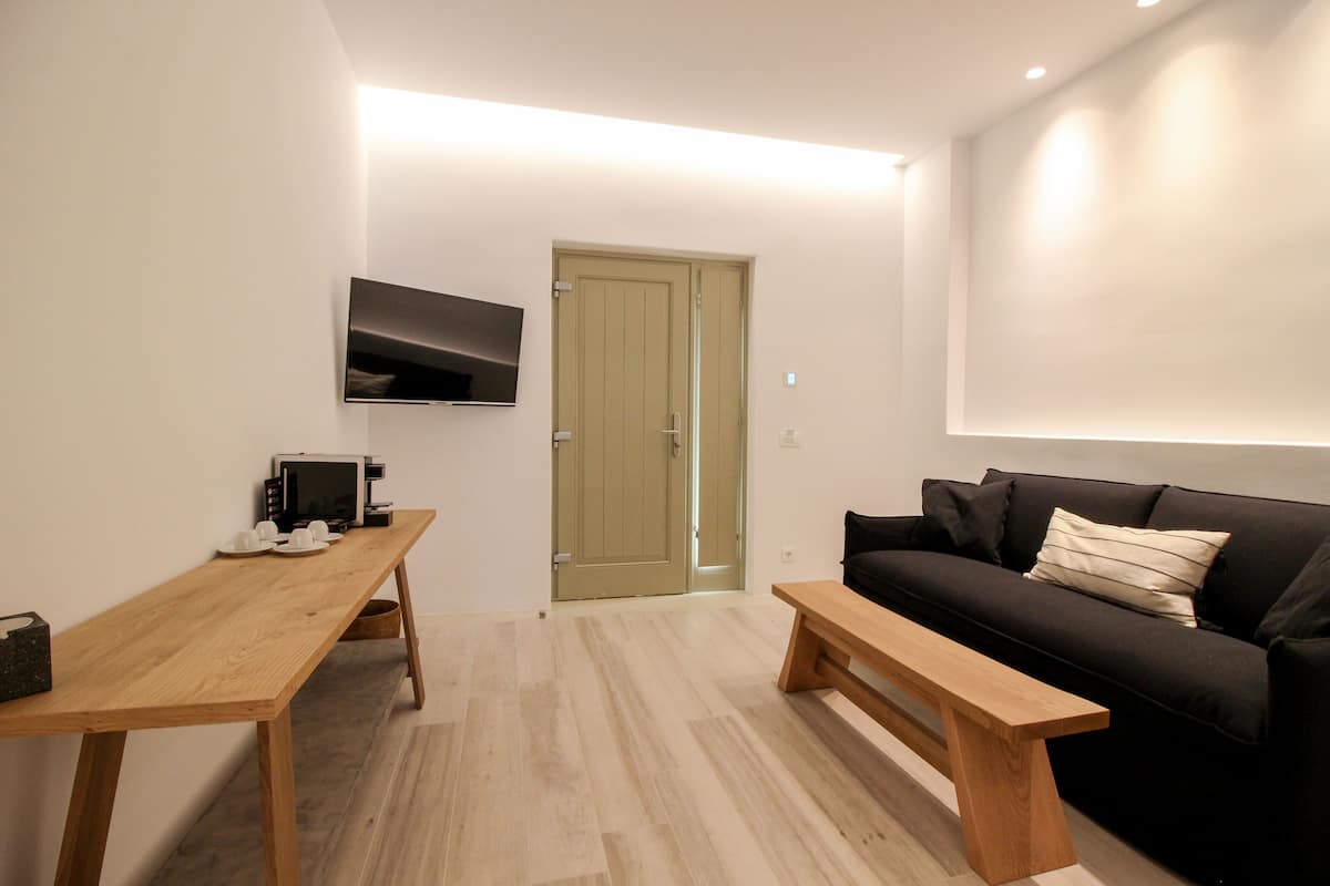 Familie suite, 1 queensize bed met slaapbank | Woonkamer | Een 40-cm smart-tv met satellietzenders en een televisie