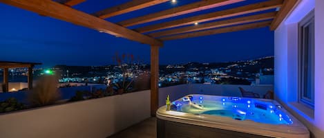 Suite exécutive, 1 grand lit et 1 canapé-lit, non-fumeur, vue sur la mer | 1 chambre, coffre-fort, ameublement unique, bureau
