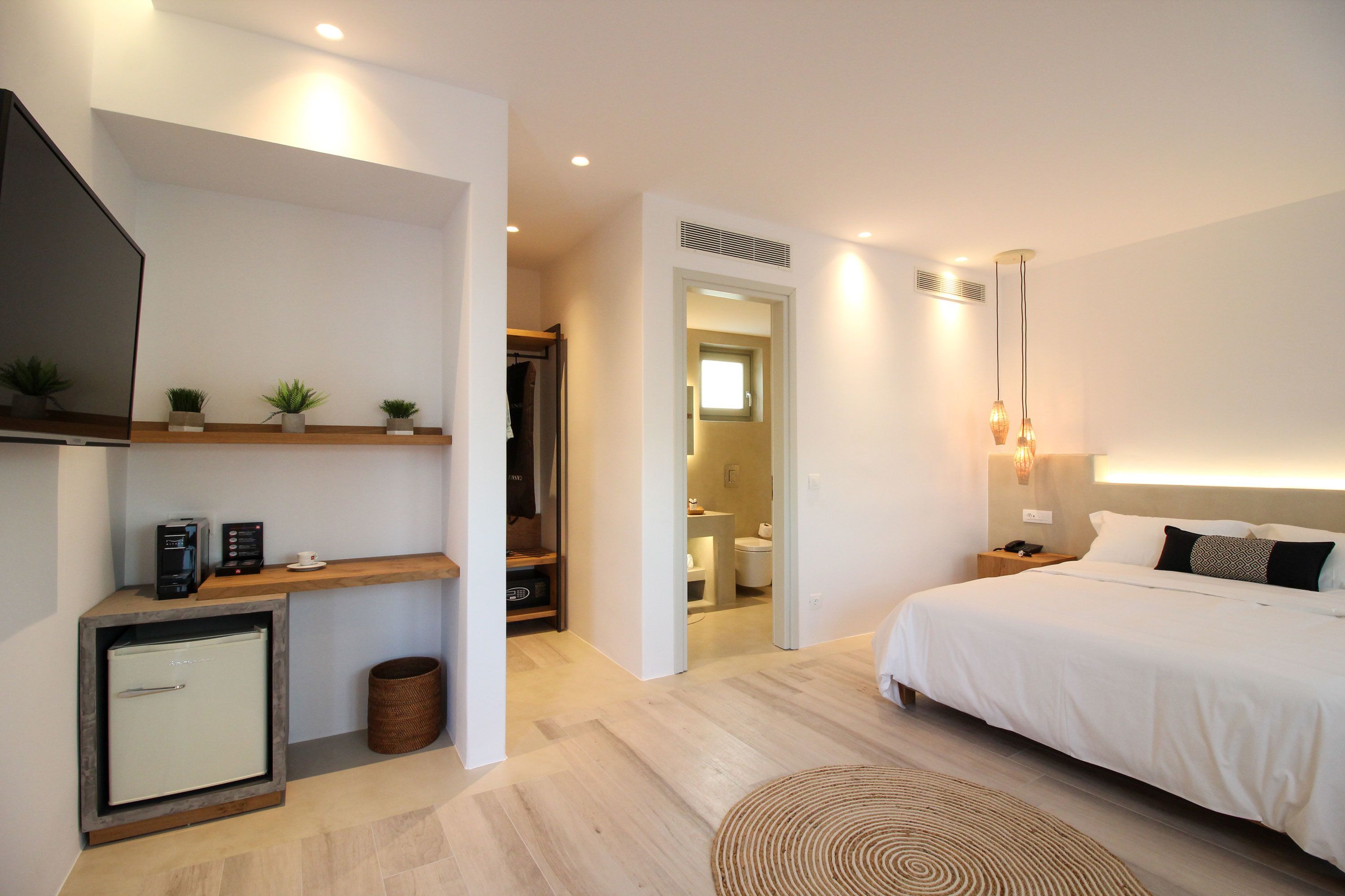 Deluxe Double or Twin Room, 1 Queen Bed, Non Smoking | 1 bedroom, in-room safe, individually furnished, desk