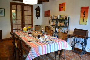 Tägliches inbegriffenes kontinentales Frühstück