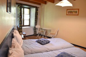Zweibettzimmer, Gartenblick (Chambre Bouton D'or) | Individuell dekoriert, individuell eingerichtet, Bügeleisen/Bügelbrett