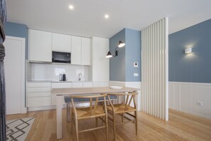 Luxury Studio, Balcony | Private kitchen | Fridge, microwave, stovetop, coffee/tea maker - Liiiving In Porto Downtown Luxury Studio (Porto)
