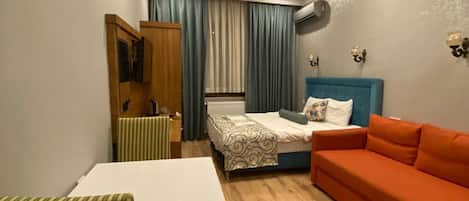 Deluxe driepersoonskamer | 1 slaapkamer, een kluis op de kamer, geluiddichte muren