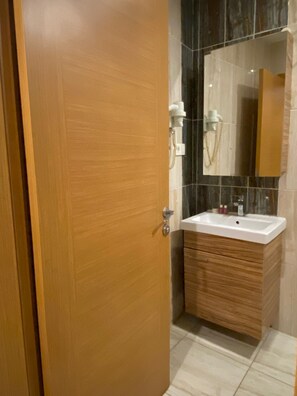 Deluxe-Dreibettzimmer | Badezimmer | Dusche, Haartrockner, Hausschuhe, Seife