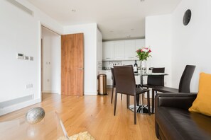 Apartamento, 2 habitaciones, 2 baños, vistas a la ciudad | Zona de estar | Una televisión de pantalla plana, Netflix, un reproductor de DVD