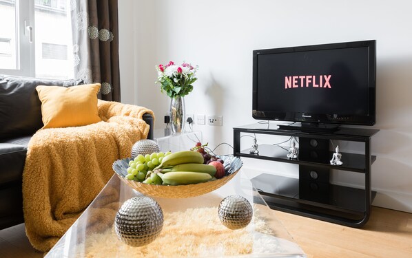 Apartment, 2 Schlafzimmer, 2 Bäder, Stadtblick | Wohnzimmer | Flachbildfernseher, Netflix, DVD-Player