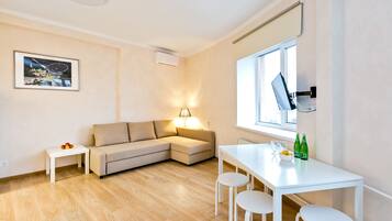 Comfort-Apartment, 1 Schlafzimmer, Kochnische | Wohnbereich | 32-Zoll-Flachbildfernseher mit Digitalempfang, Fernseher