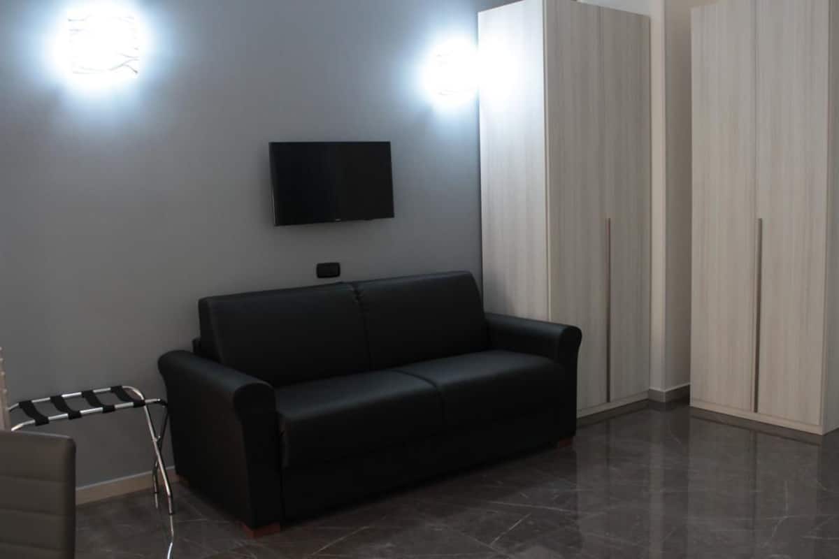 Quadruple Room | Minibar, desk, cribs (free), WiFi (free)