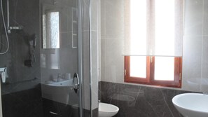 Doccia, set di cortesia gratuito, asciugacapelli, bidet