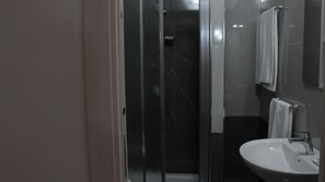 Vierbettzimmer | Badezimmer | Dusche, kostenlose Toilettenartikel, Haartrockner, Bidet